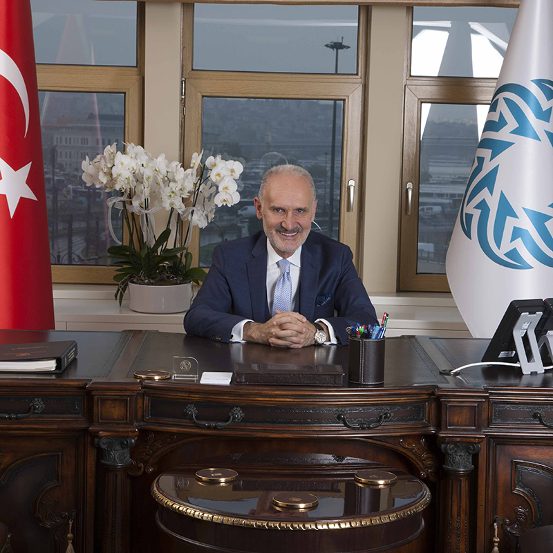 Şekib Avdagiç İstanbul manzarası önünde